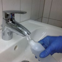 Trinkwassertest der Rohrleitung durch akkreditierten Probenehmer